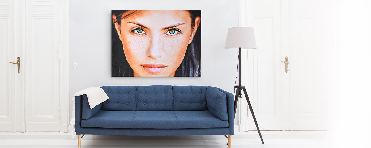 Beauty Portrait Blaue Couch Hahnemuehle Frontal
