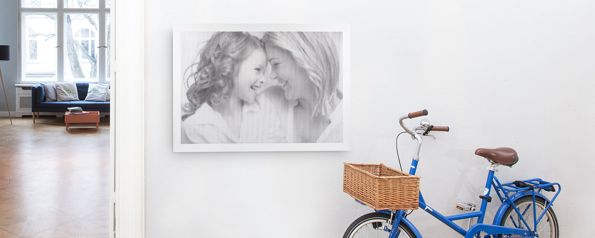 Mutter Tochter Blaues Fahrrad Halbtonbild Frontal