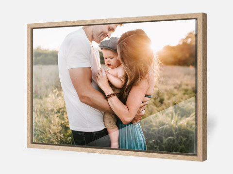 Acrylglas im Schattenfugenrahmen