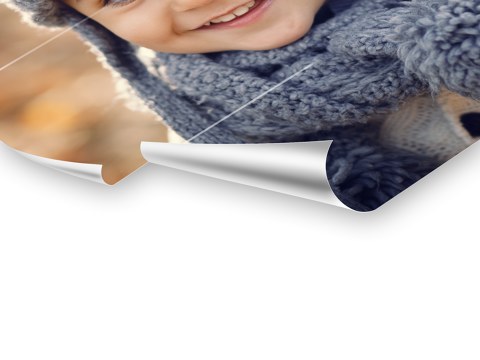 Un enfant souriant avec un bonnet