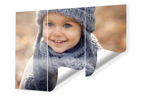 Un enfant souriant avec un bonnet