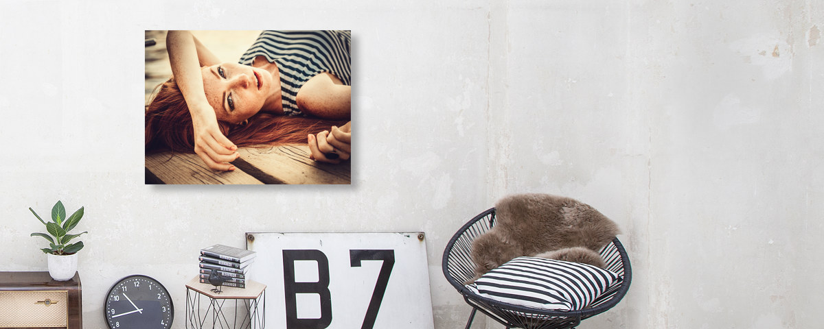 Frau Auf Steg B7 Beton Frontal