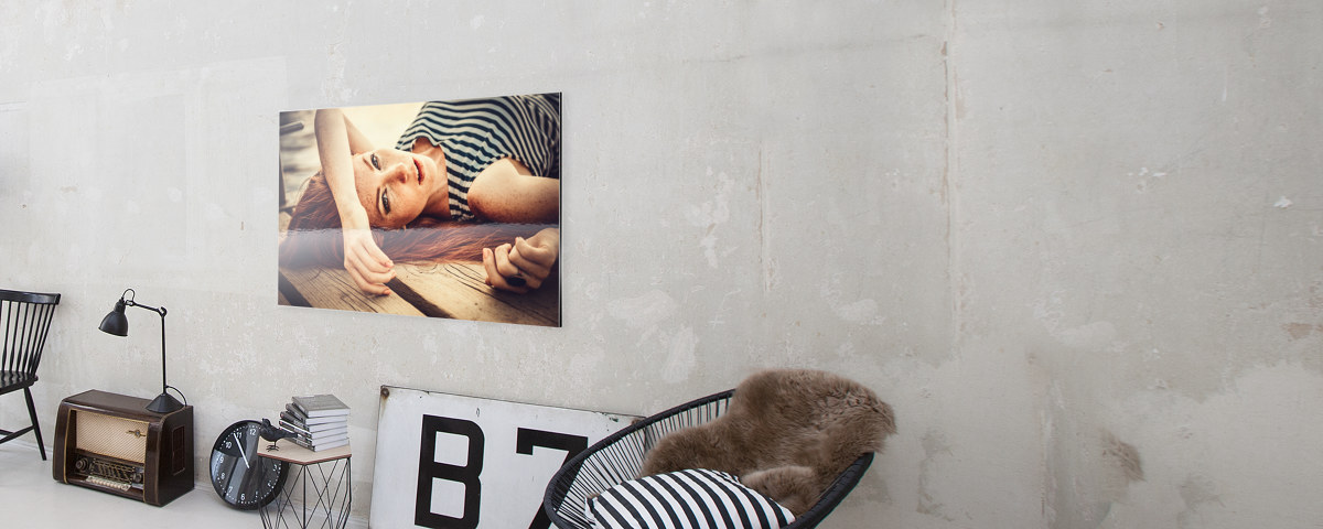 Frau Auf Steg B7 Beton Perspective