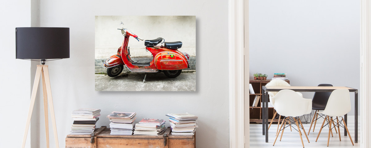 Scooter rouge Chambre avec livres et lampes de face