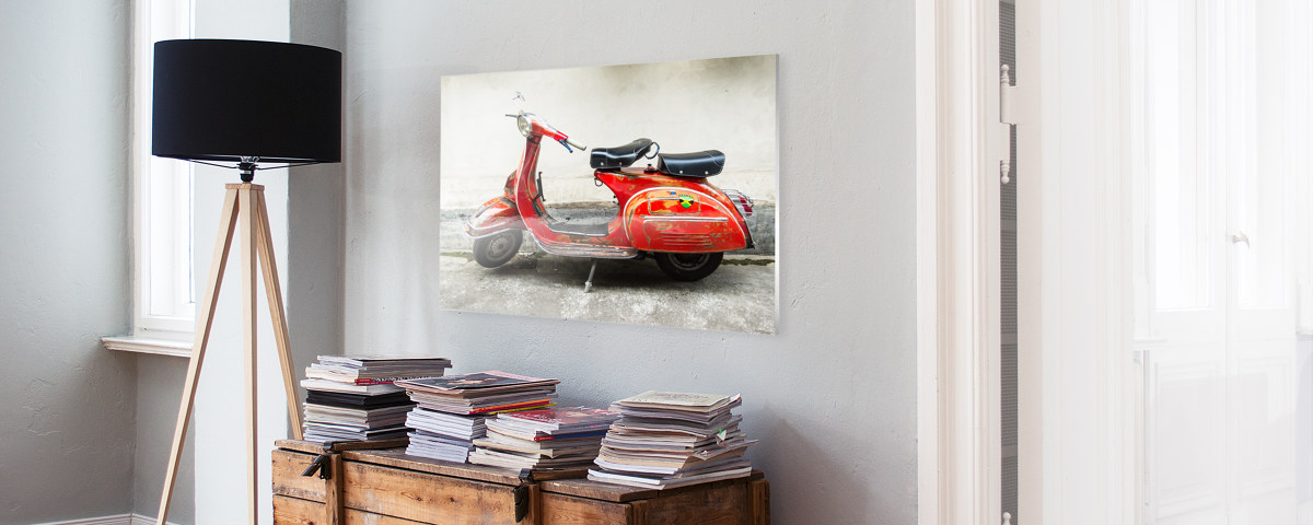 Scooter rouge Chambre avec livres et lampes en perspective