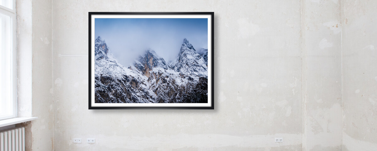 Berggipfel und Wolken