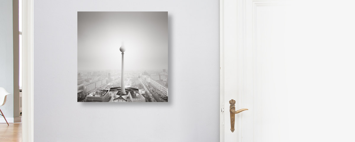 Berliner Fernsehturm im Nebel