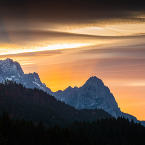 Zugspitze und Waxenstein im Sonnenuntergang