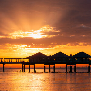 Seebrucke im Sonnenaufgang