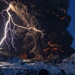 Vulkanwolke von Blitzen durchzogen