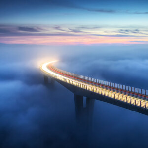 Bruecke in den Wolken