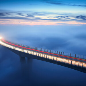 Bruecke in den Wolken