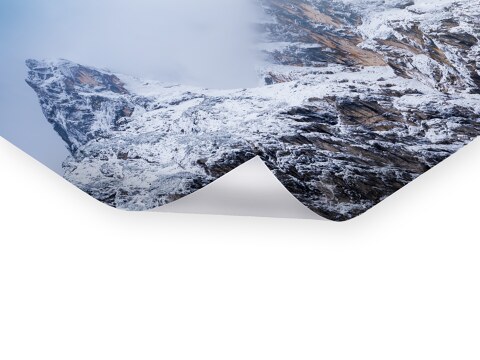 Berggipfel und Wolken