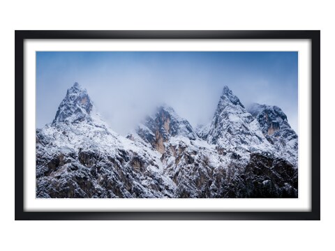 Berggipfel und Wolken