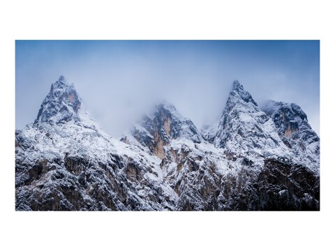Berggipfel und Wolken