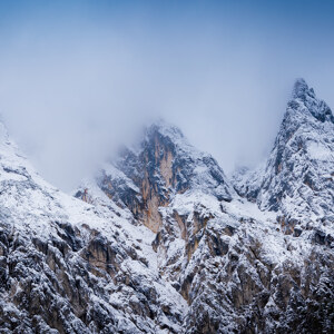 Berggipfel und Wolken