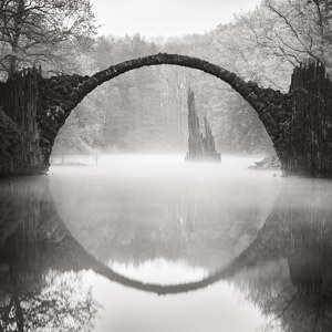 Rakotzbrücke en la niebla