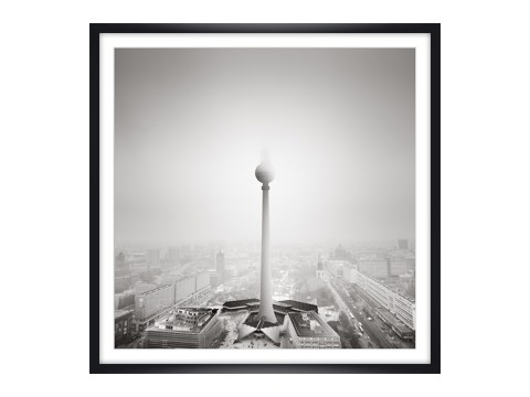 Berliner Fernsehturm im Nebel