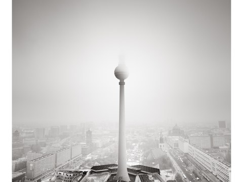 Berliner Fernsehturm im Nebel