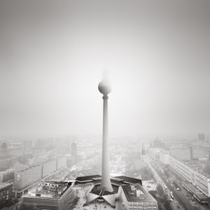 Berliner Fernsehturm im Nebel
