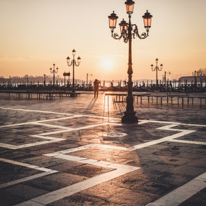 La salida del sol en la Piazza San Marco de Venecia