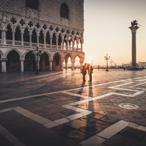La salida del sol en la Piazza San Marco de Venecia