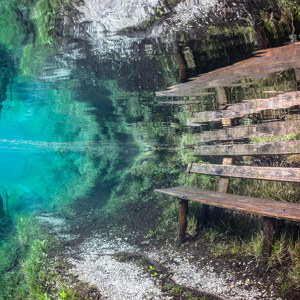photo de banc sous l'eau