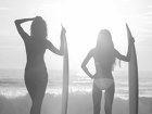 Beach Girls mit Surfbrett