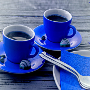 kaffe-tassen-mit-schrift-horizontal-gruen