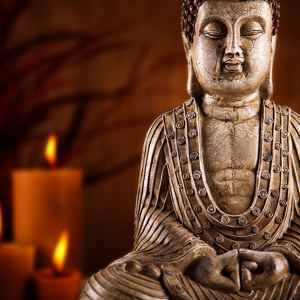 Buddha mit Kerzen