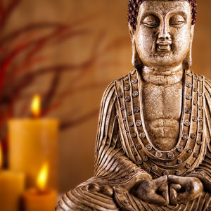 Buddha mit Kerzen