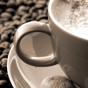 rote-tasse-auf-kaffee-bohnen