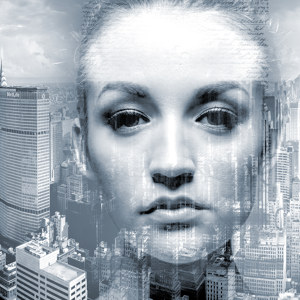 Poträt Frau in Stadt