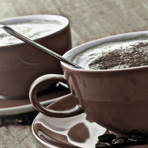 kaffee-tassen-mit-schrift-horizontal-lila