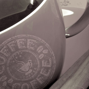 kaffee-tasse-mit-zimt-schmal-rot